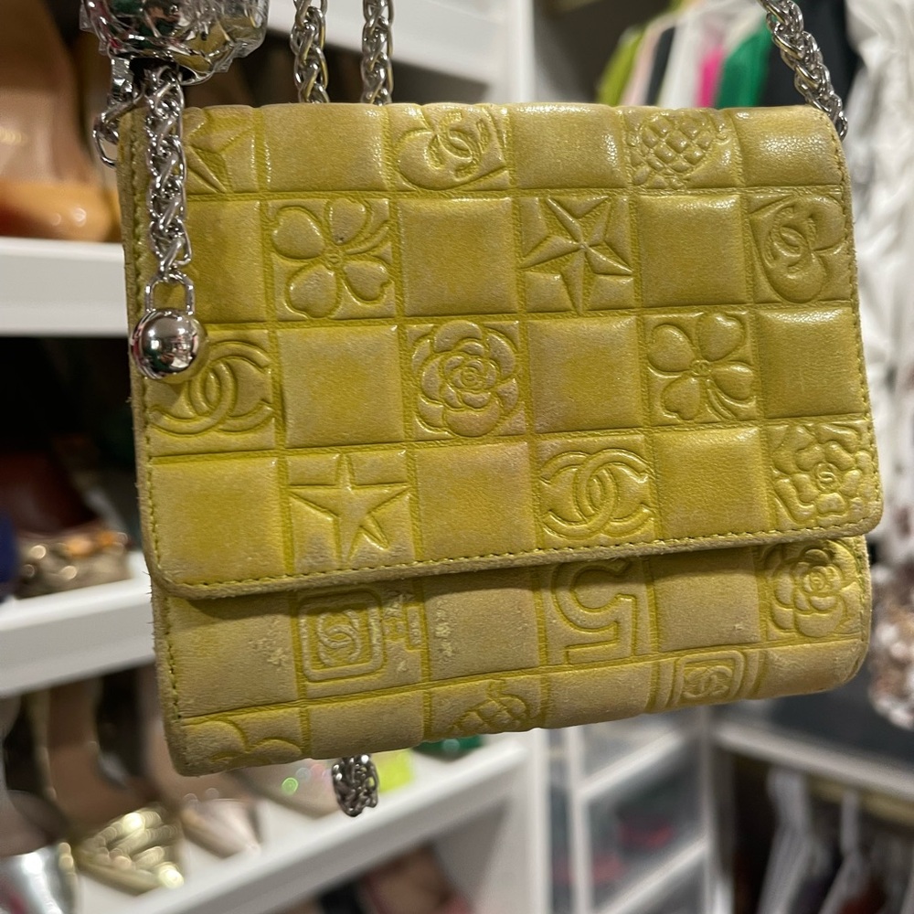 Chanel walle in Vibrant Yellow with Silver Chain and silver logo - Picture 9 of 13
